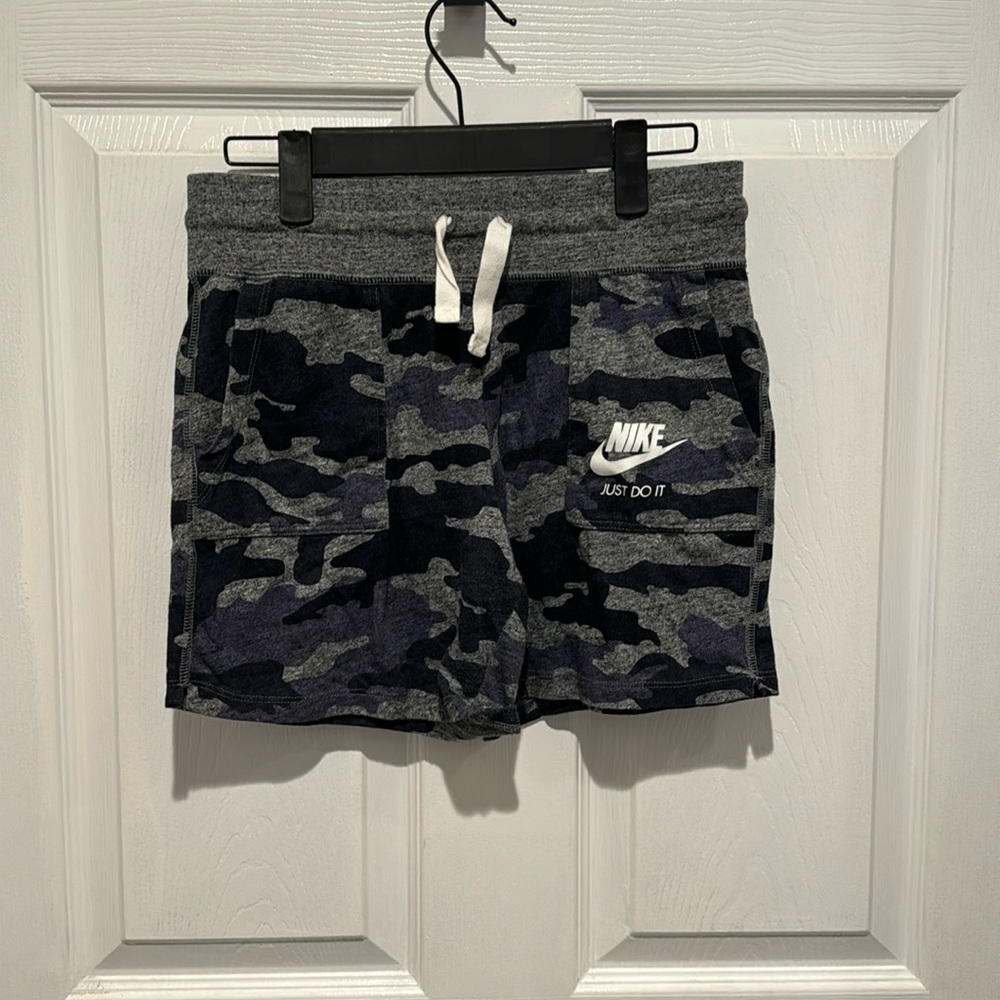 Nike girls large shorts